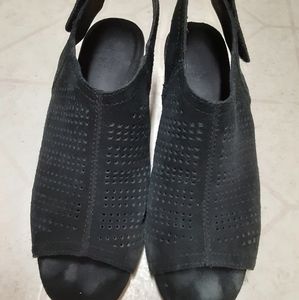 White Mountain black sandals